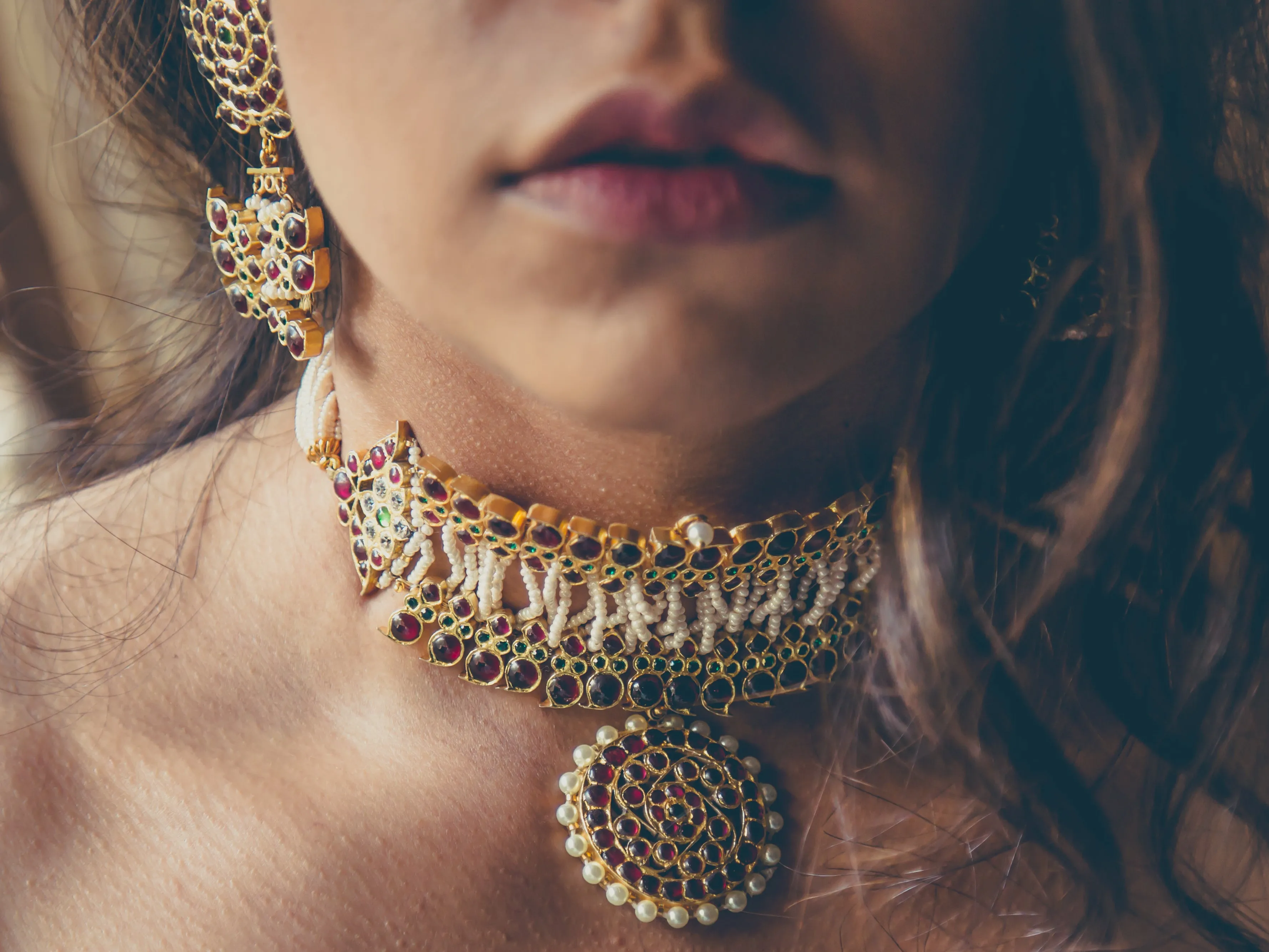 Ahilya Choker