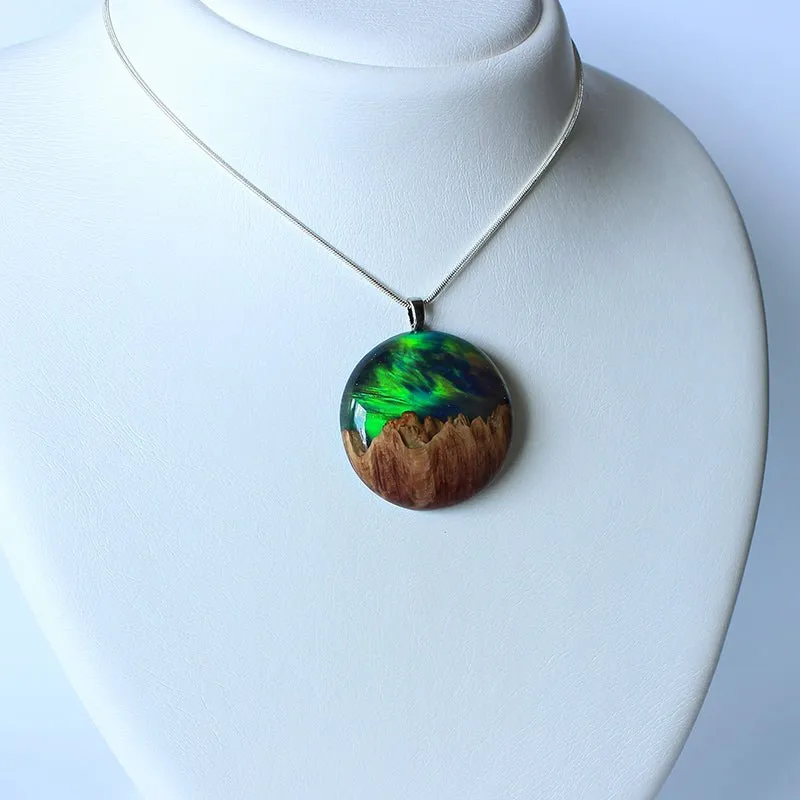 Aurora Borealis | opal pendant [round]