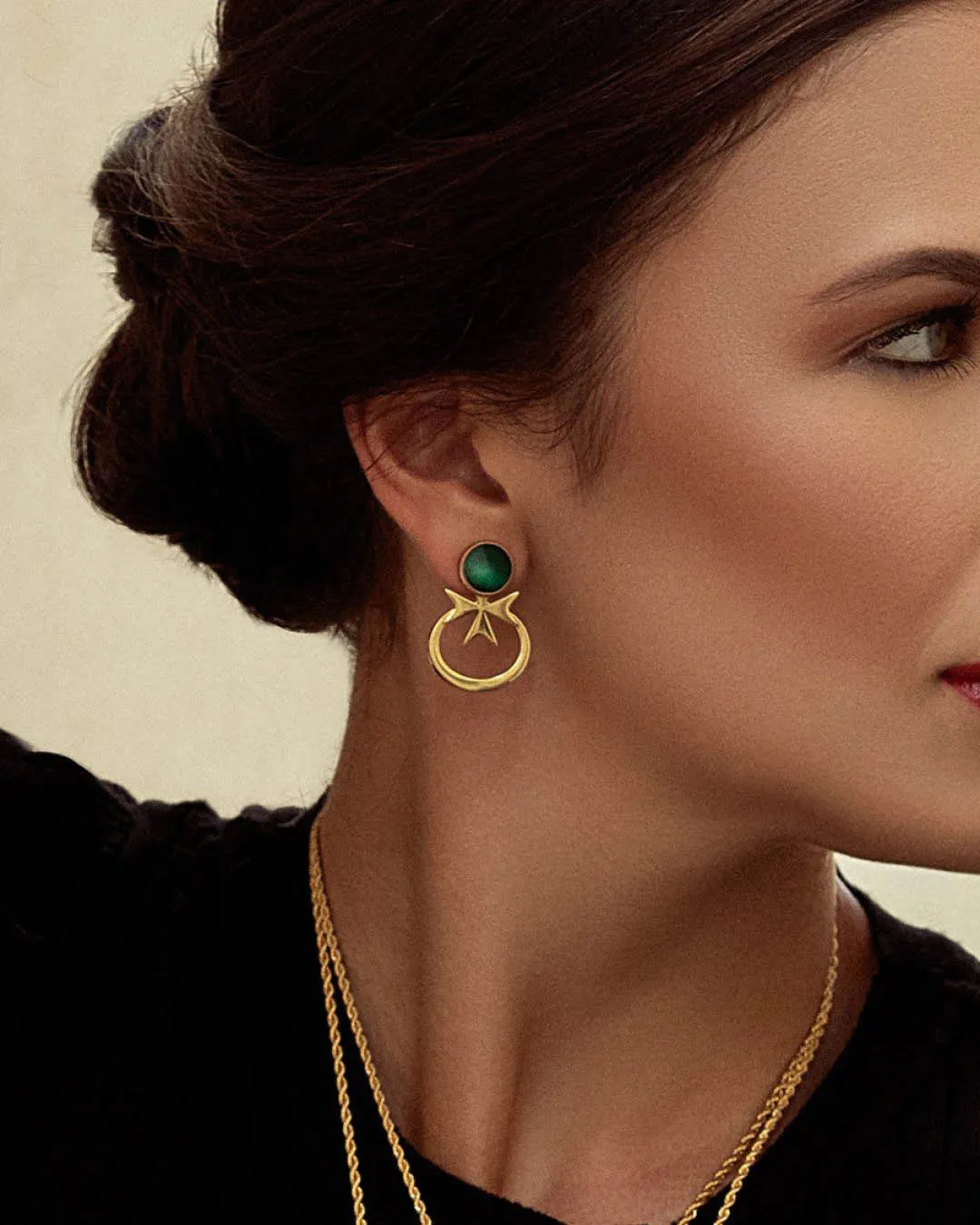 Confidence Stone Emerald Cateye Ħabbata Stud Earrings, Gold